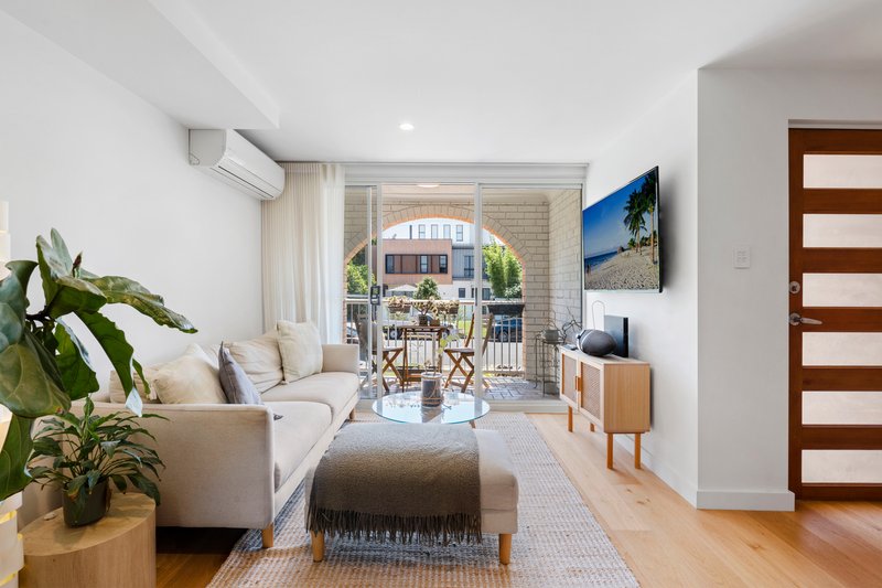 Photo - 4/78 Petrel Avenue, Mermaid Beach QLD 4218 - Image 4