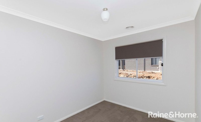 Photo - 48 Bellhouse Crescent, Moncrieff ACT 2914 - Image 6