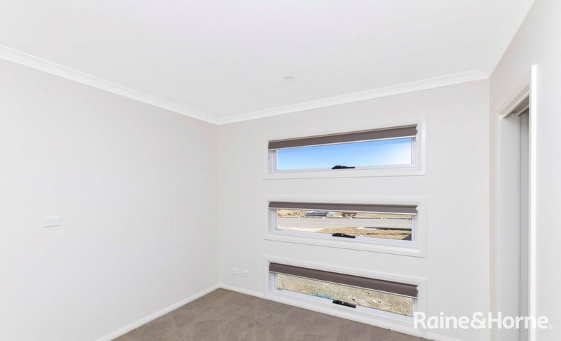 Photo - 48 Bellhouse Crescent, Moncrieff ACT 2914 - Image 10