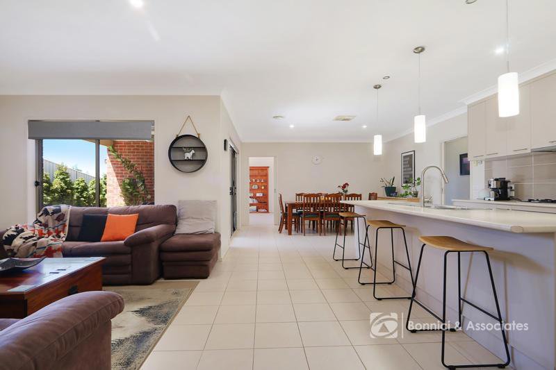 Photo - 48 Brewer Drive, West Wodonga VIC 3690 - Image 4