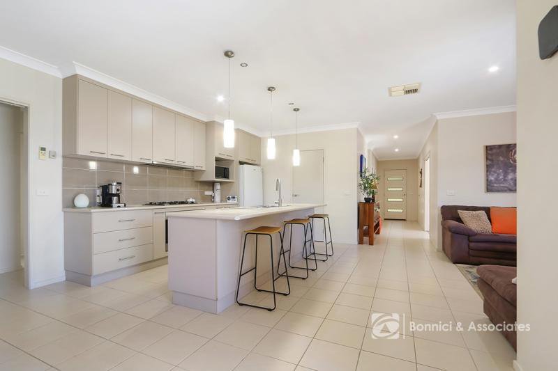 Photo - 48 Brewer Drive, West Wodonga VIC 3690 - Image 5