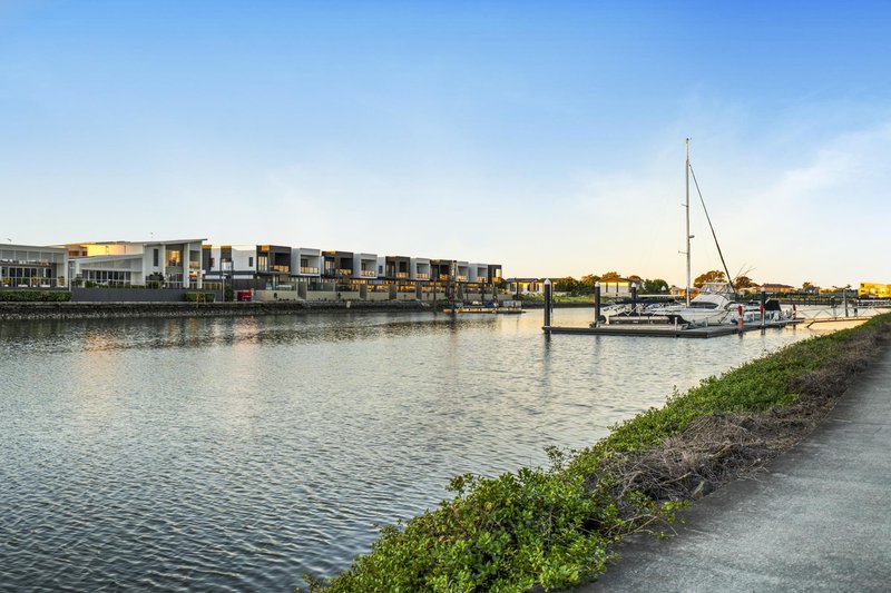 Photo - 48 Delta Circuit, Hope Island QLD 4212 - Image 2