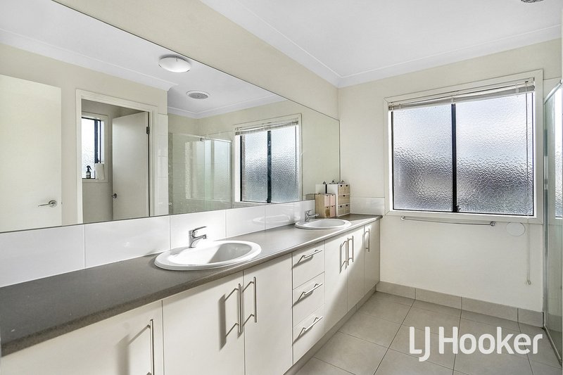 Photo - 48 Featherbrook Drive, Point Cook VIC 3030 - Image 7