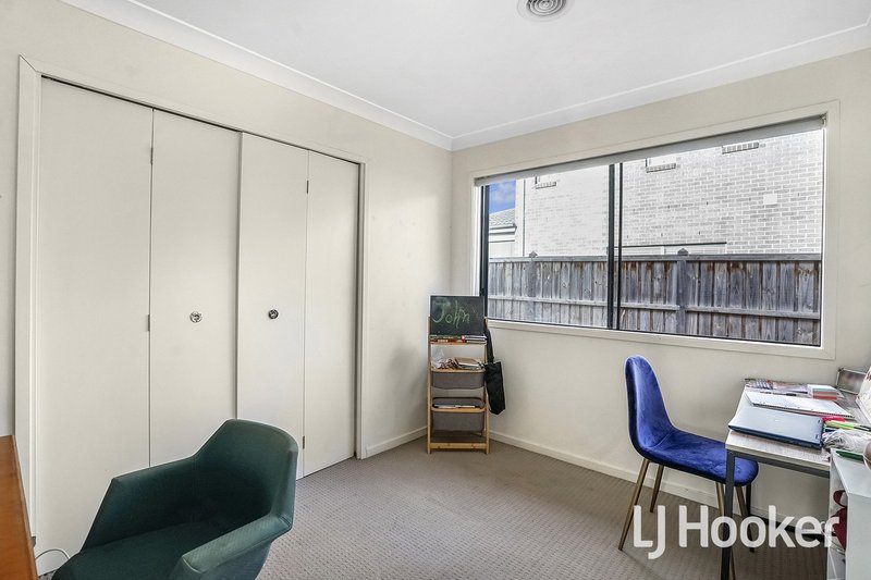 Photo - 48 Featherbrook Drive, Point Cook VIC 3030 - Image 11