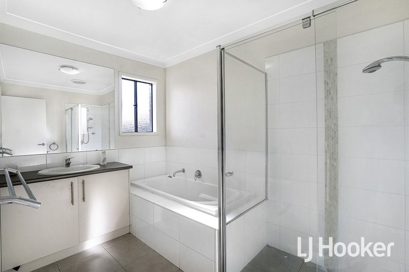 Photo - 48 Featherbrook Drive, Point Cook VIC 3030 - Image 12