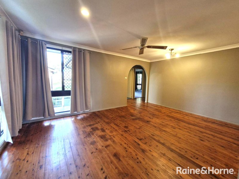 Photo - 48 Gentian Avenue, Macquarie Fields NSW 2564 - Image 3