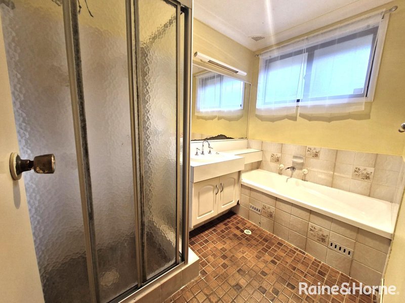 Photo - 48 Gentian Avenue, Macquarie Fields NSW 2564 - Image 12