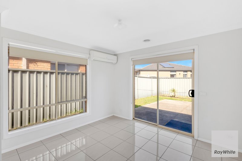 Photo - 48 Hatchlands Drive, Deer Park VIC 3023 - Image 3