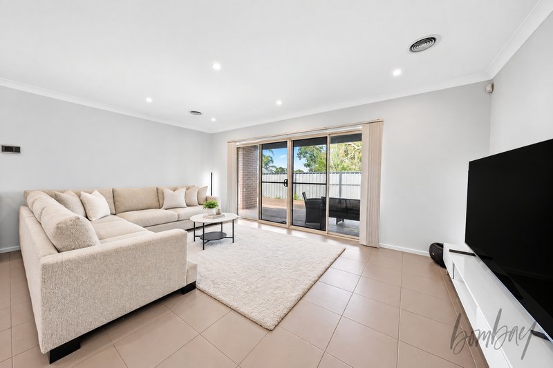 Photo - 48 Highbury Circuit, Craigieburn VIC 3064 - Image 4