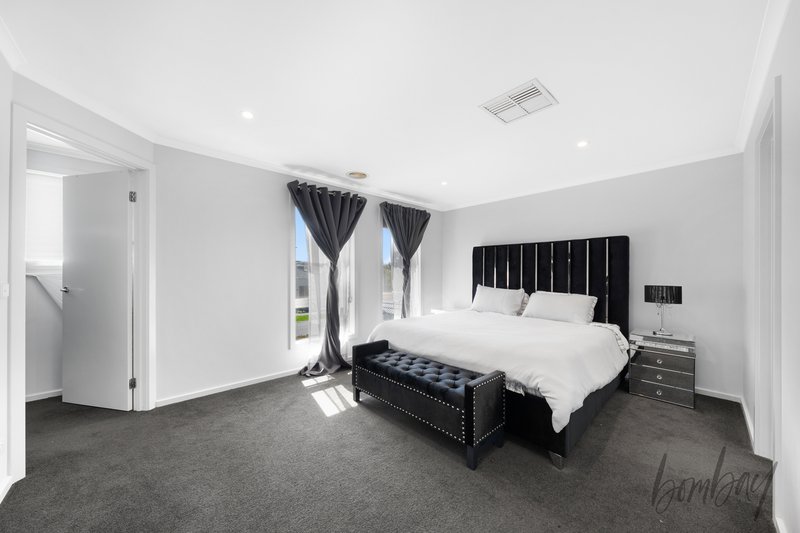 Photo - 48 Highbury Circuit, Craigieburn VIC 3064 - Image 10