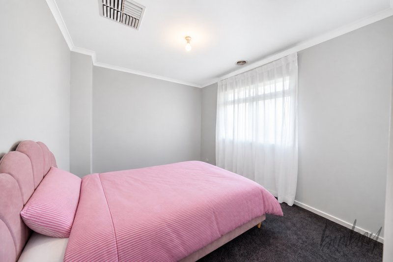 Photo - 48 Highbury Circuit, Craigieburn VIC 3064 - Image 12