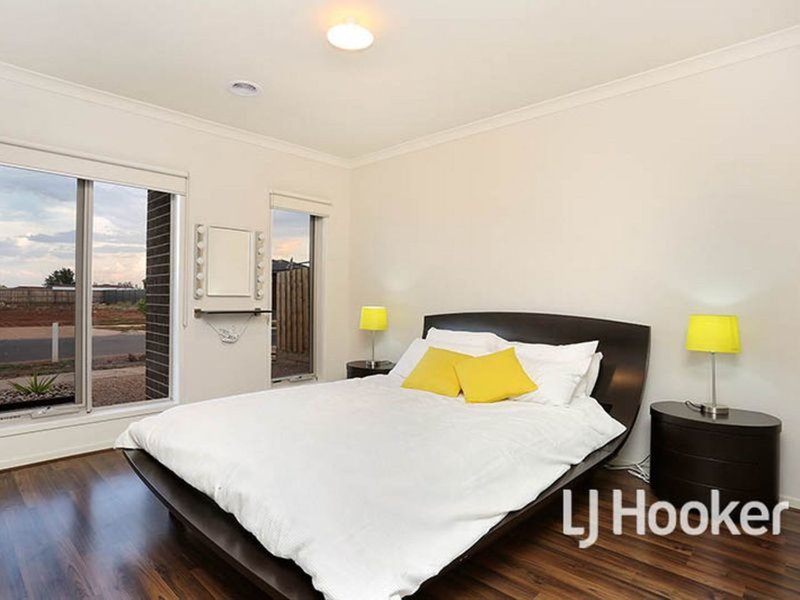 Photo - 48 James Melrose Drive, Brookfield VIC 3338 - Image 8