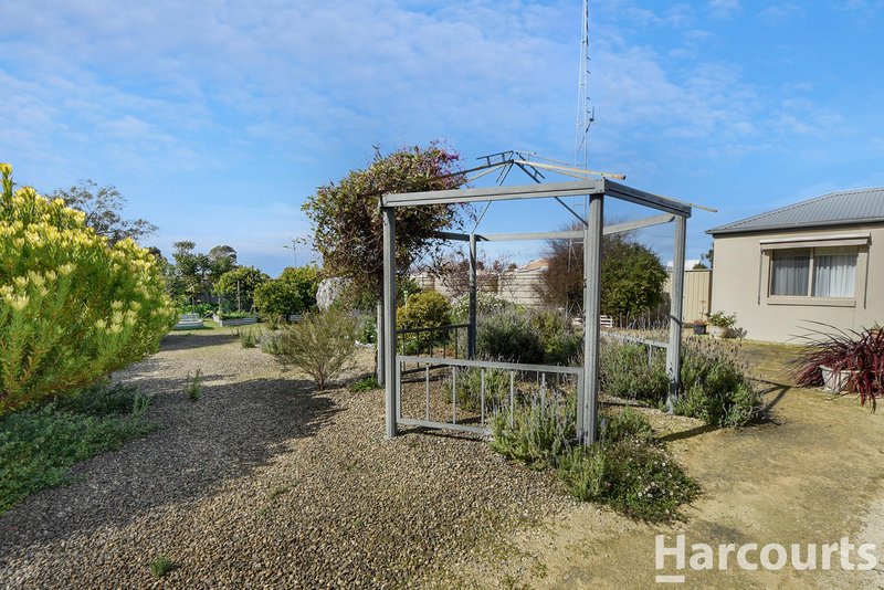 Photo - 48 Laidlaw Avenue, Edenhope VIC 3318 - Image 11