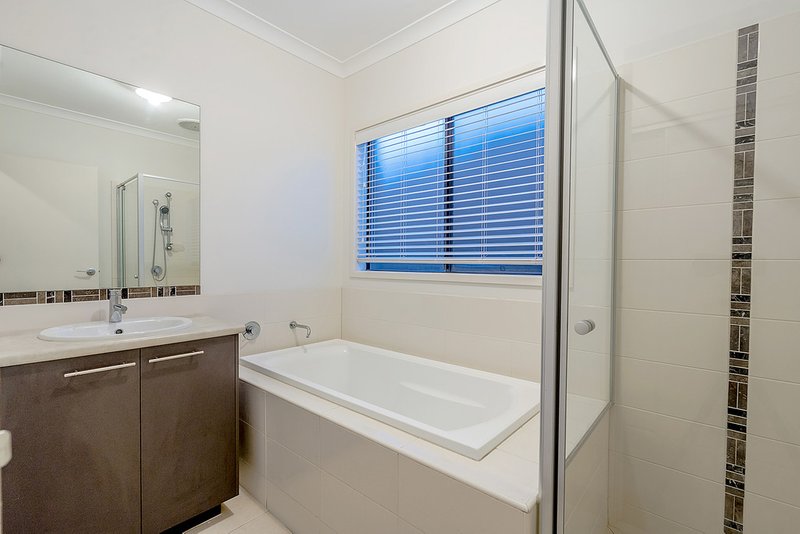 Photo - 48 Moor Park Drive, Craigieburn VIC 3064 - Image 14