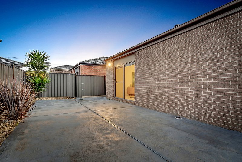 Photo - 48 Moor Park Drive, Craigieburn VIC 3064 - Image 18