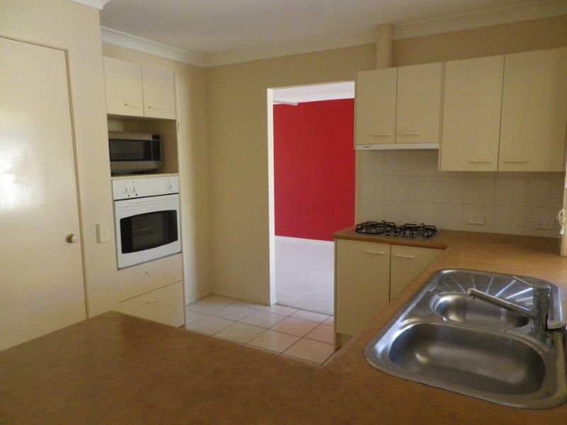 Photo - 48 Samantha Street, Wynnum West QLD 4178 - Image 2