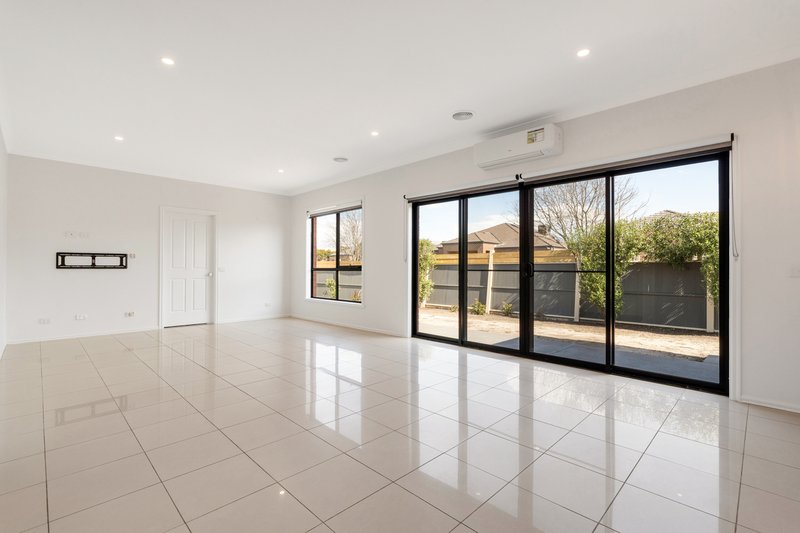 Photo - 48 Tusmore Rise, Craigieburn VIC 3064 - Image 4