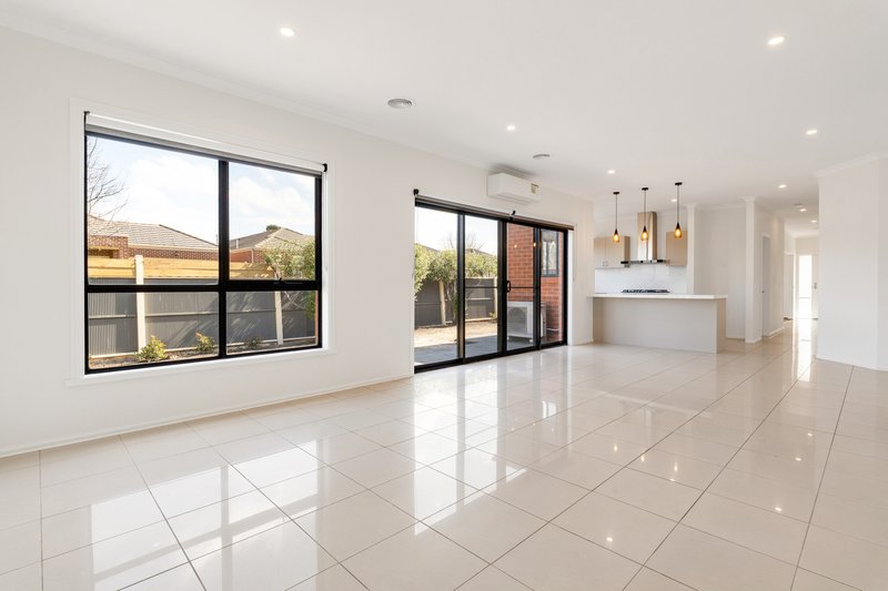 Photo - 48 Tusmore Rise, Craigieburn VIC 3064 - Image 5