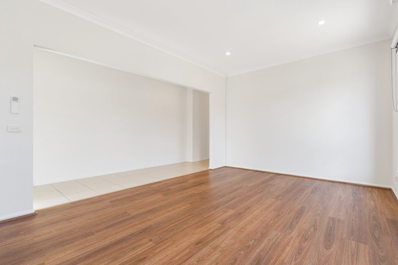 Photo - 48 Tusmore Rise, Craigieburn VIC 3064 - Image 7
