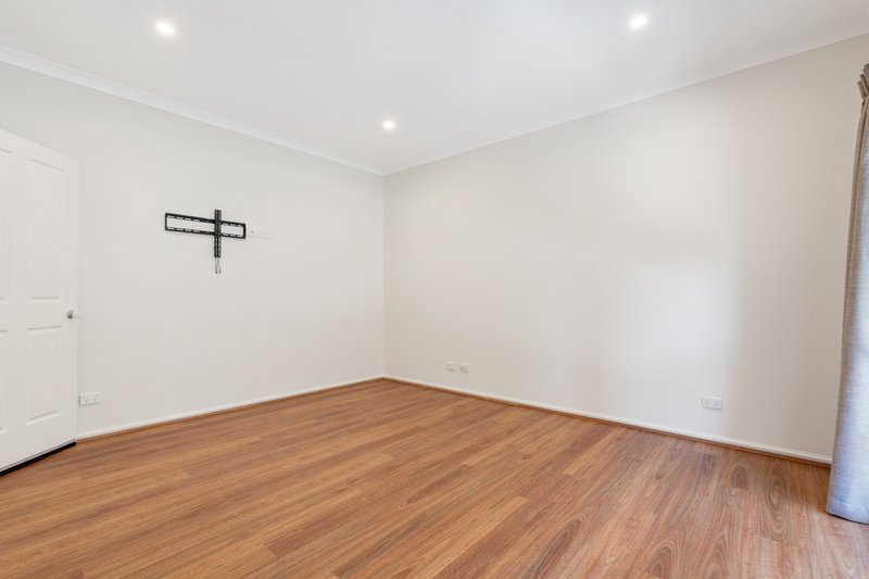 Photo - 48 Tusmore Rise, Craigieburn VIC 3064 - Image 9