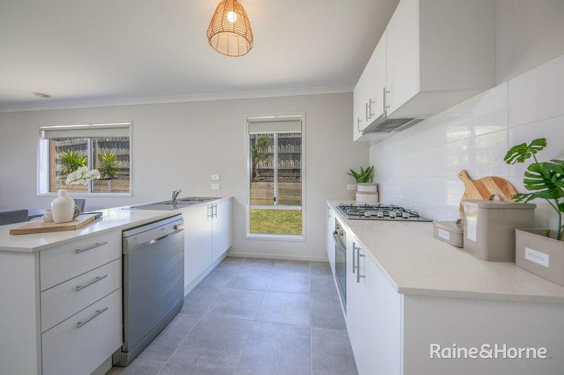 Photo - 48 Wedmore Crescent, Sunbury VIC 3429 - Image 7