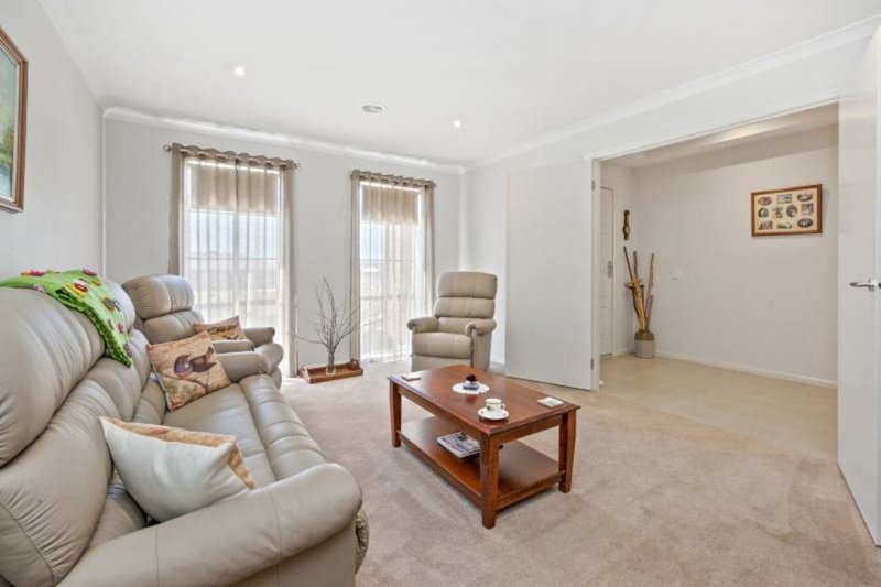 Photo - 48 Windermere Way, Cardigan Village VIC 3352 - Image 5