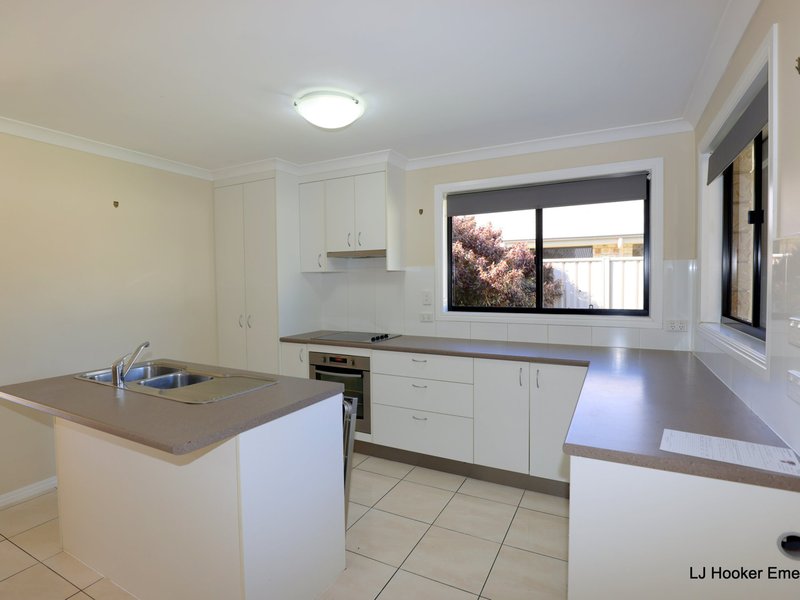 Photo - 48 Wright Street, Emerald QLD 4720 - Image 4