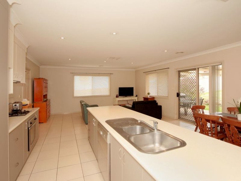 Photo - 48 Yarrawah Crescent, Bourkelands NSW 2650 - Image 4