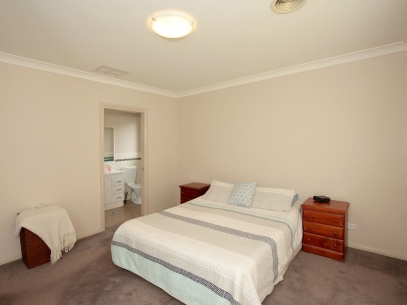 Photo - 48 Yarrawah Crescent, Bourkelands NSW 2650 - Image 5