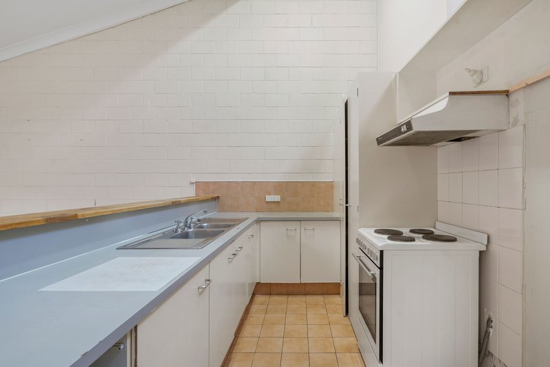 Photo - 4/81 Olsen Avenue, Labrador QLD 4215 - Image 2