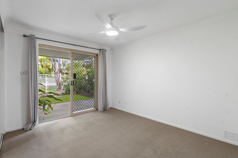 Photo - 4/81 Olsen Avenue, Labrador QLD 4215 - Image 9