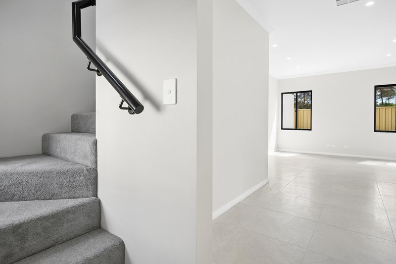 Photo - 4/85 Walanna Drive, Karawara WA 6152 - Image 2
