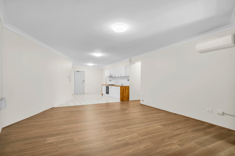 Photo - 4/9-13 Griffiths Street, Blacktown NSW 2148 - Image 3