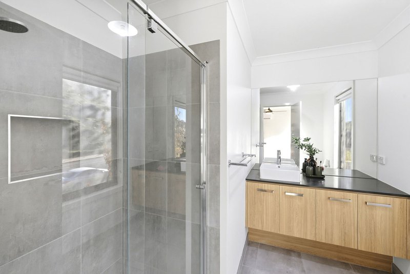 Photo - 49 Adelong Way, Bacchus Marsh VIC 3340 - Image 11