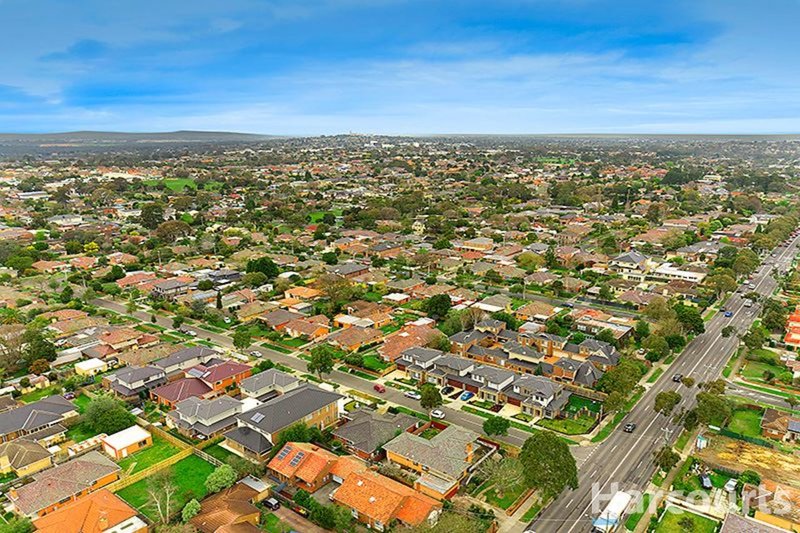 Photo - 49 Delmore Crescent, Glen Waverley VIC 3150 - Image 11