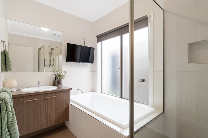 Photo - 49 Ginger Crescent, Mickleham VIC 3064 - Image 10