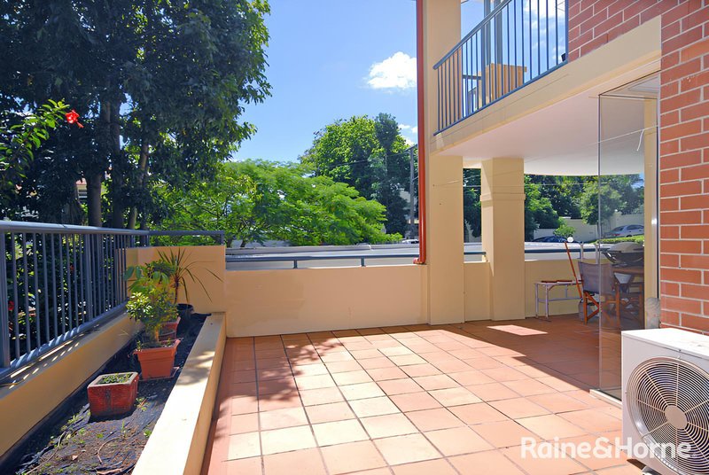 Photo - 4/9 Jerdanefield Road, St Lucia QLD 4067 - Image 5