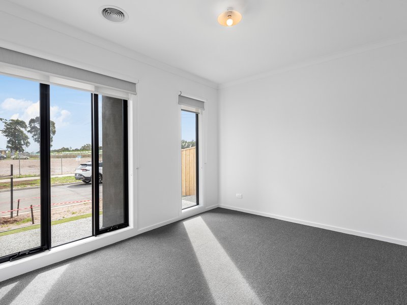 Photo - 49 Langer Circuit, Cranbourne VIC 3977 - Image 4