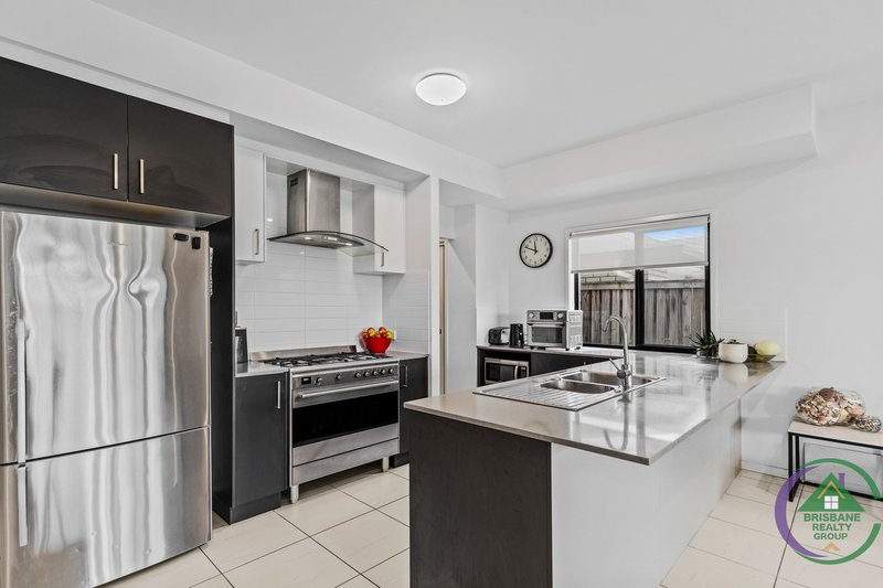 Photo - 49 Lomond Circuit, Upper Kedron QLD 4055 - Image 11