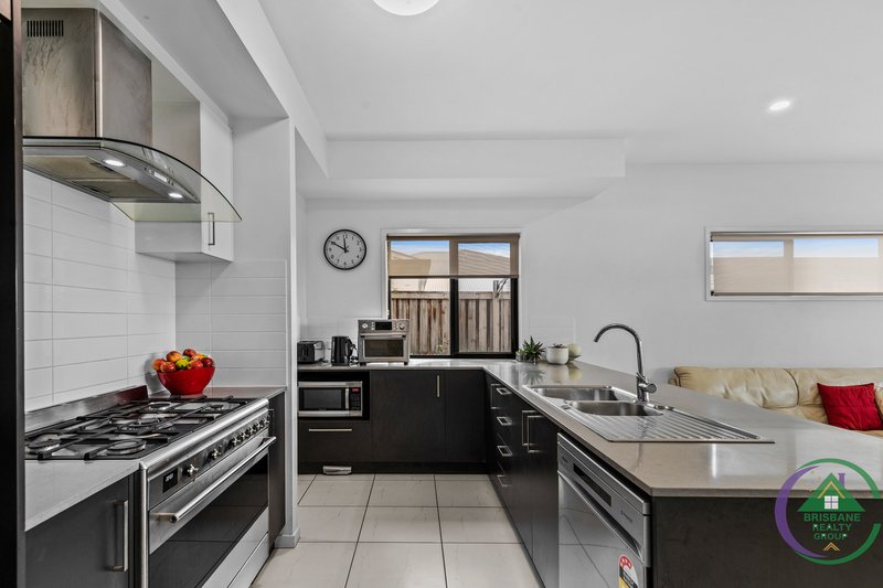 Photo - 49 Lomond Circuit, Upper Kedron QLD 4055 - Image 13