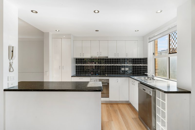 Photo - 4/9 Macaulay Street, Coorparoo QLD 4151 - Image 2