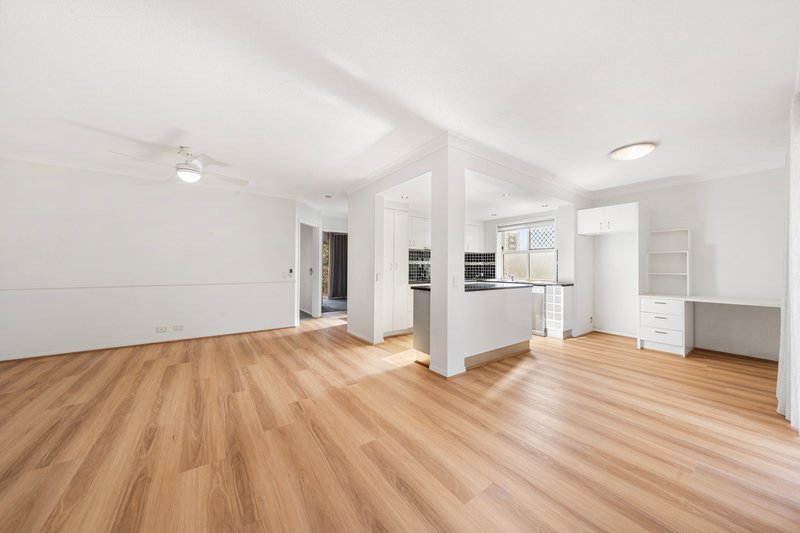 Photo - 4/9 Macaulay Street, Coorparoo QLD 4151 - Image 3