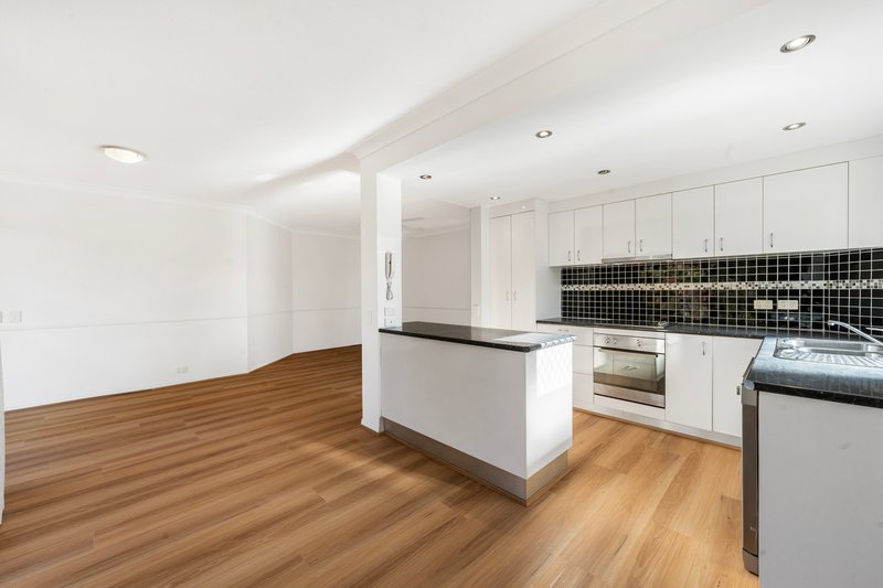 Photo - 4/9 Macaulay Street, Coorparoo QLD 4151 - Image 4