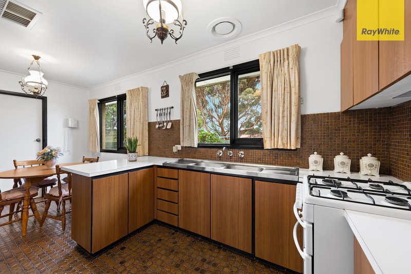 Photo - 49 Magnolia Avenue, Kings Park VIC 3021 - Image 6