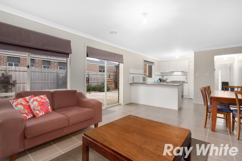 Photo - 49 Melissa Way, Pakenham VIC 3810 - Image 4