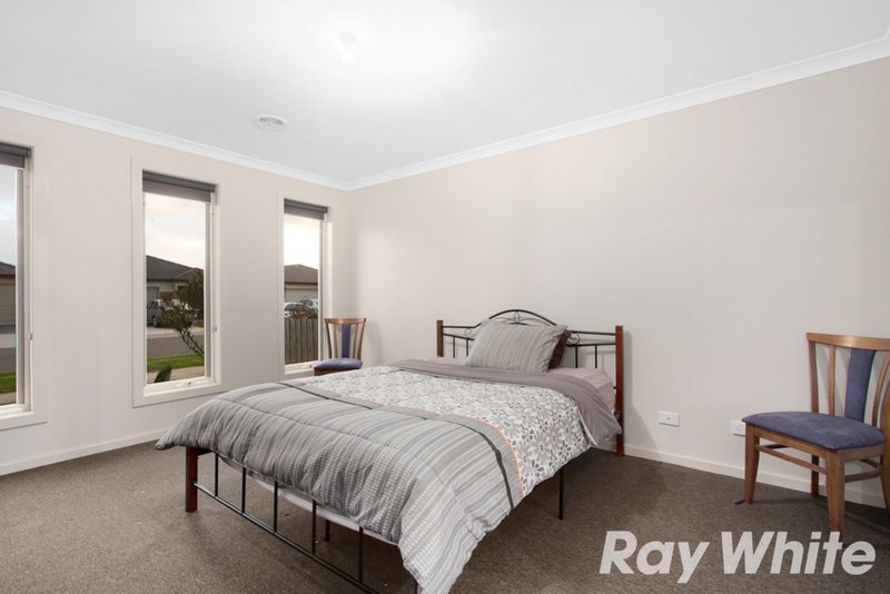 Photo - 49 Melissa Way, Pakenham VIC 3810 - Image 6