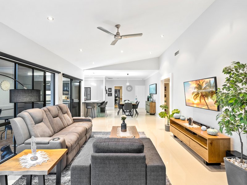 Photo - 49 Pebble Beach Drive, Runaway Bay QLD 4216 - Image 6