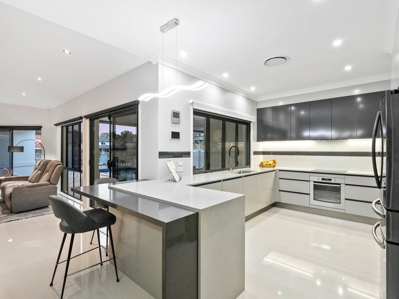 Photo - 49 Pebble Beach Drive, Runaway Bay QLD 4216 - Image 9