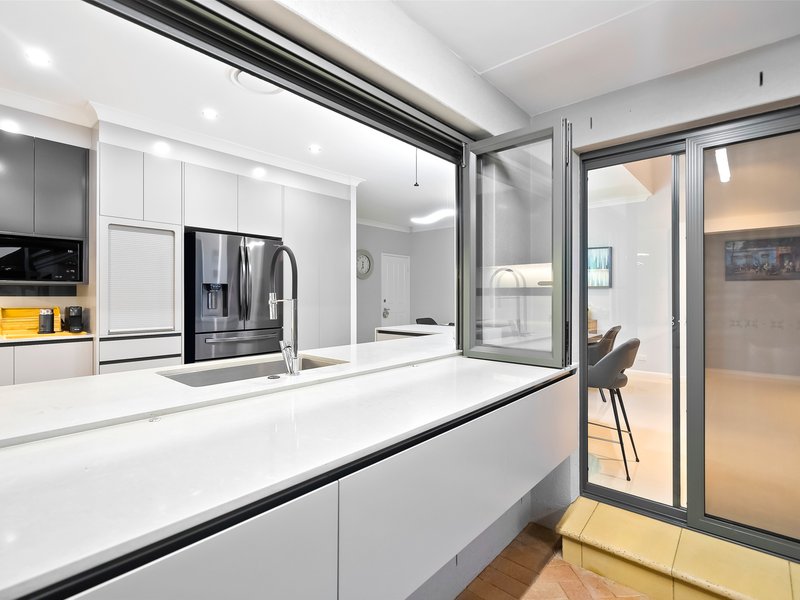 Photo - 49 Pebble Beach Drive, Runaway Bay QLD 4216 - Image 12