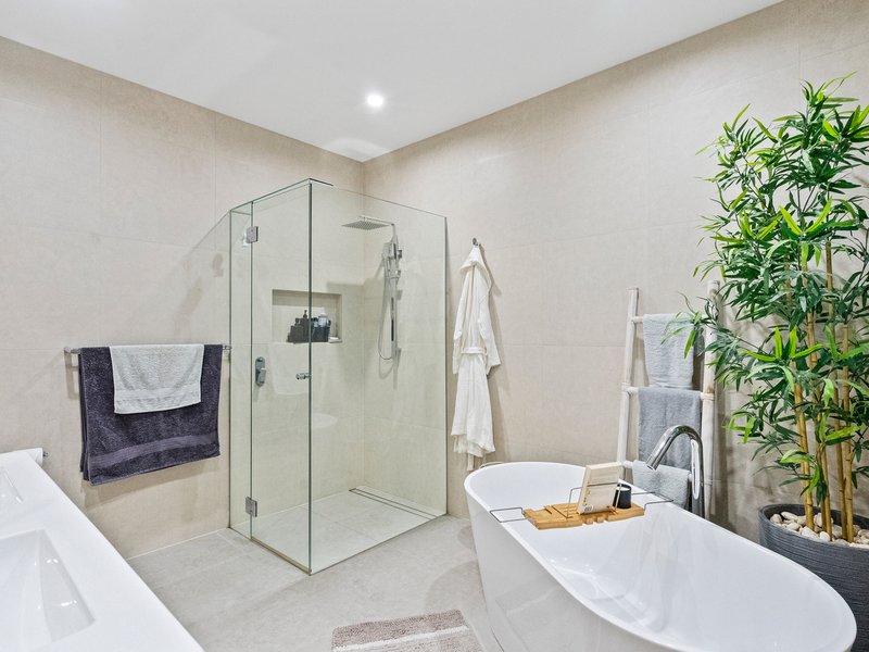 Photo - 49 Pebble Beach Drive, Runaway Bay QLD 4216 - Image 20